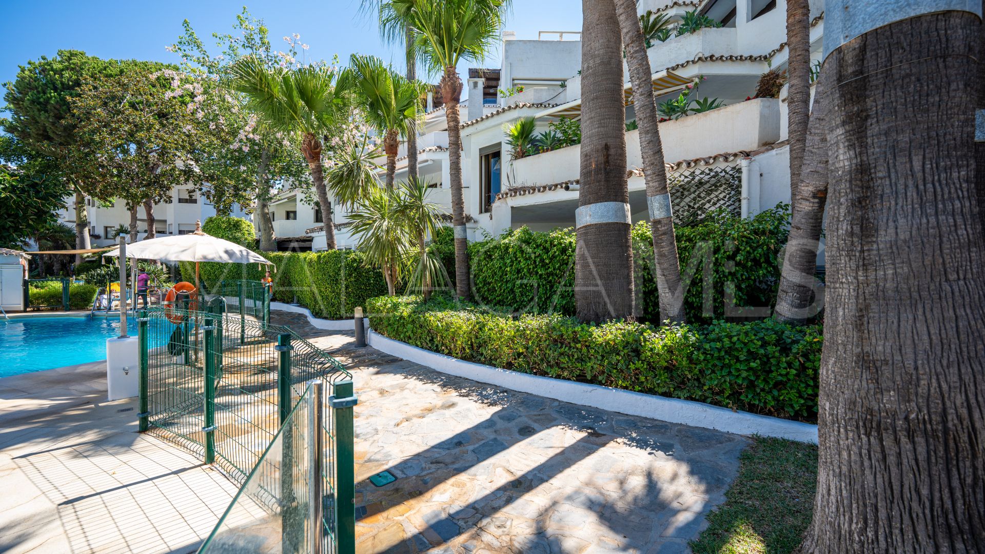 For sale ground floor apartment in Elviria