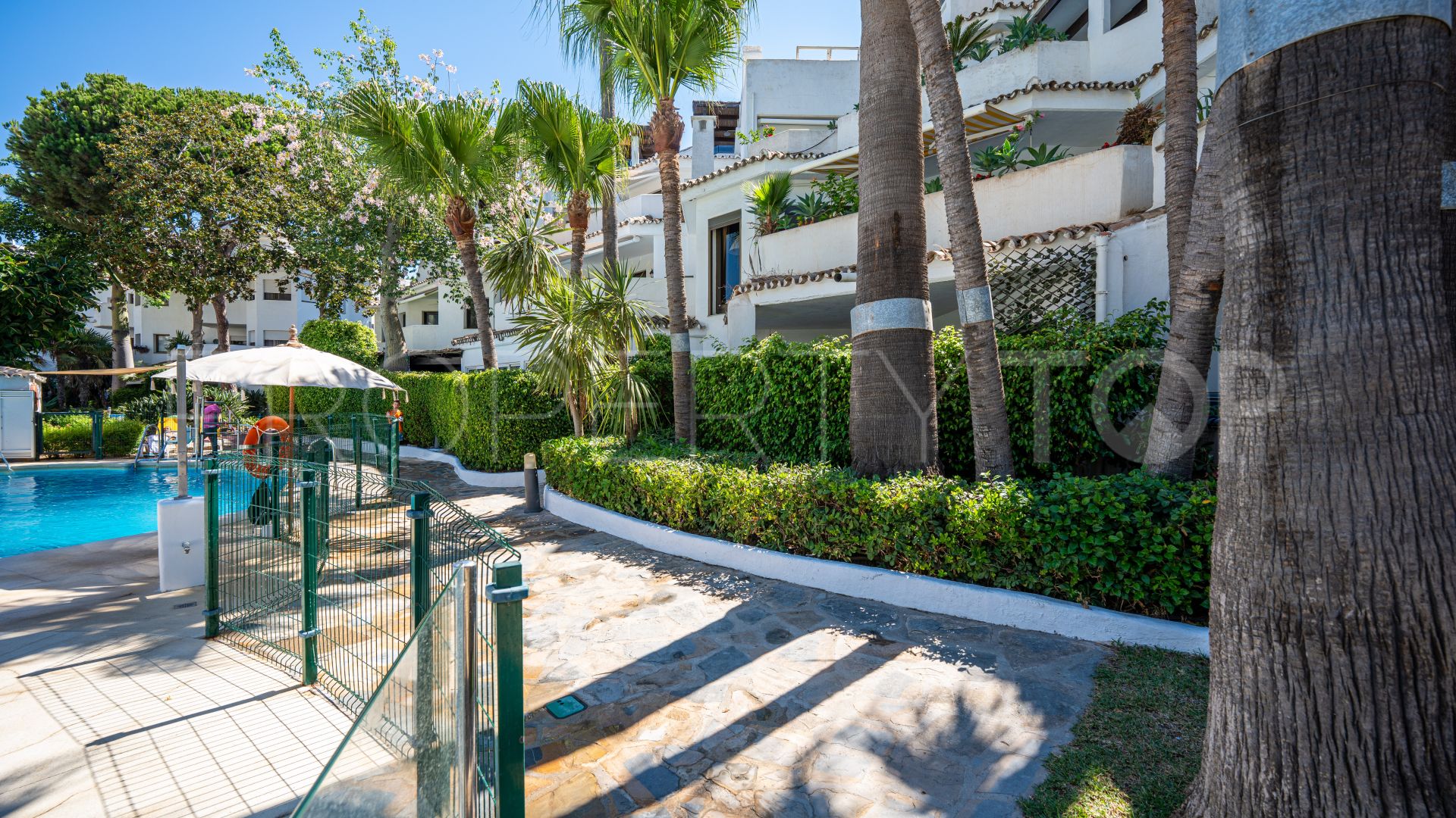 Comprar apartamento planta baja en Elviria