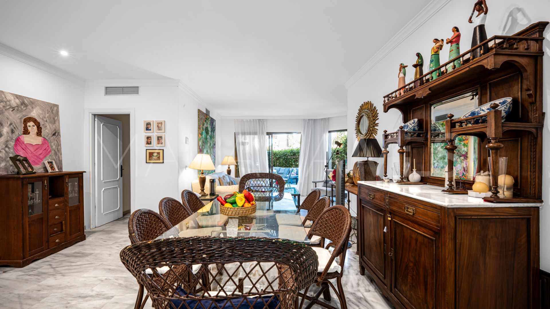 For sale ground floor apartment in Elviria