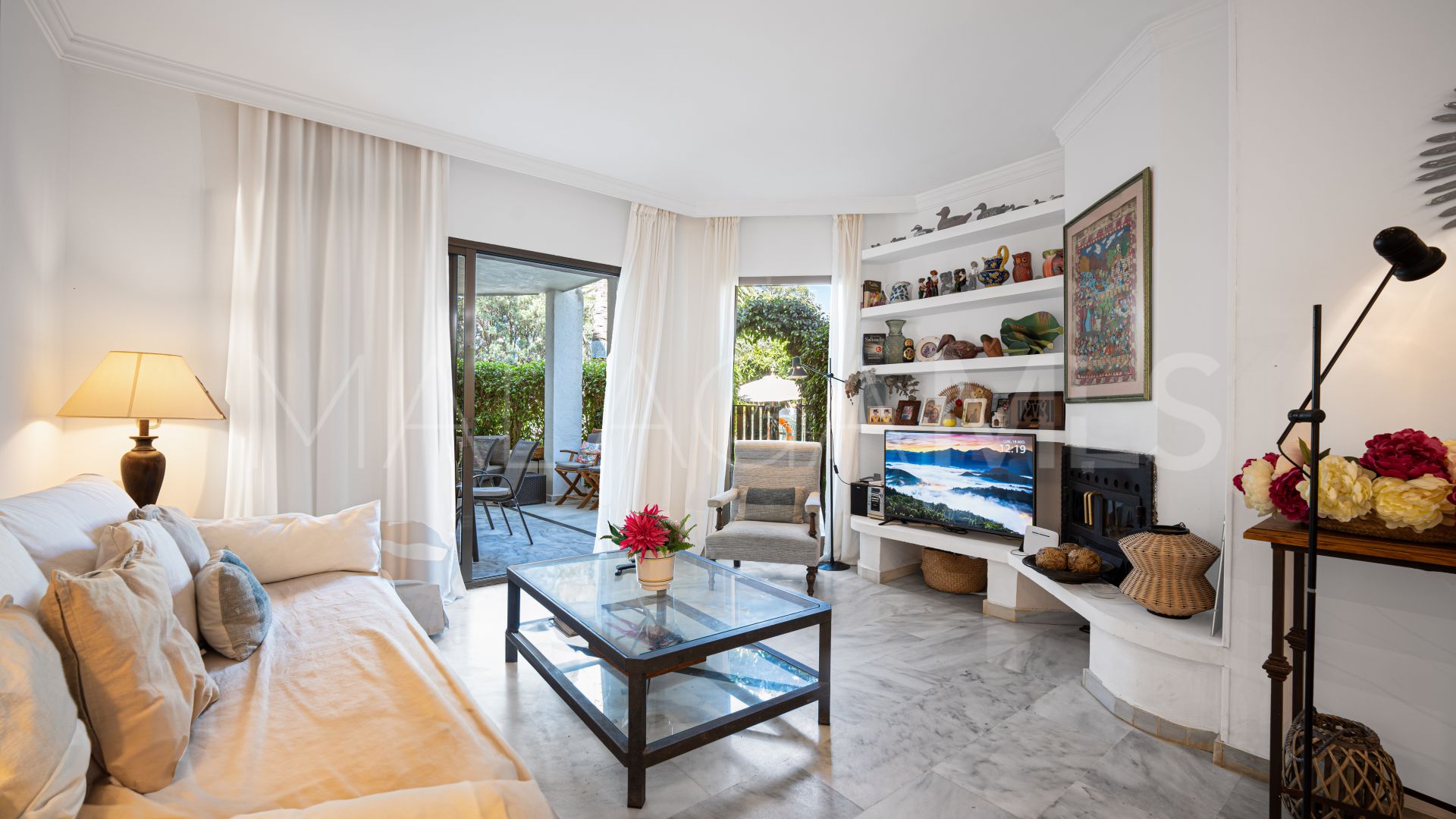 For sale ground floor apartment in Elviria