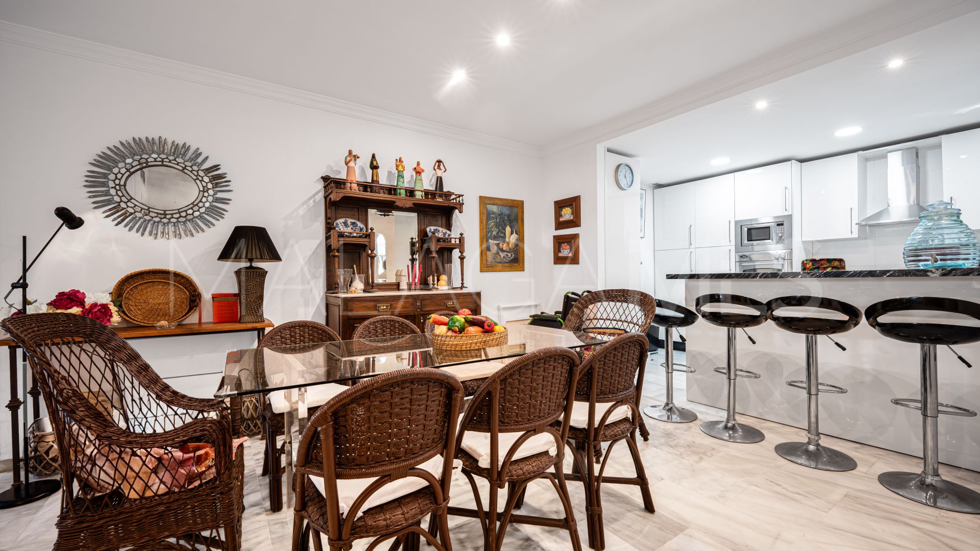 For sale ground floor apartment in Elviria