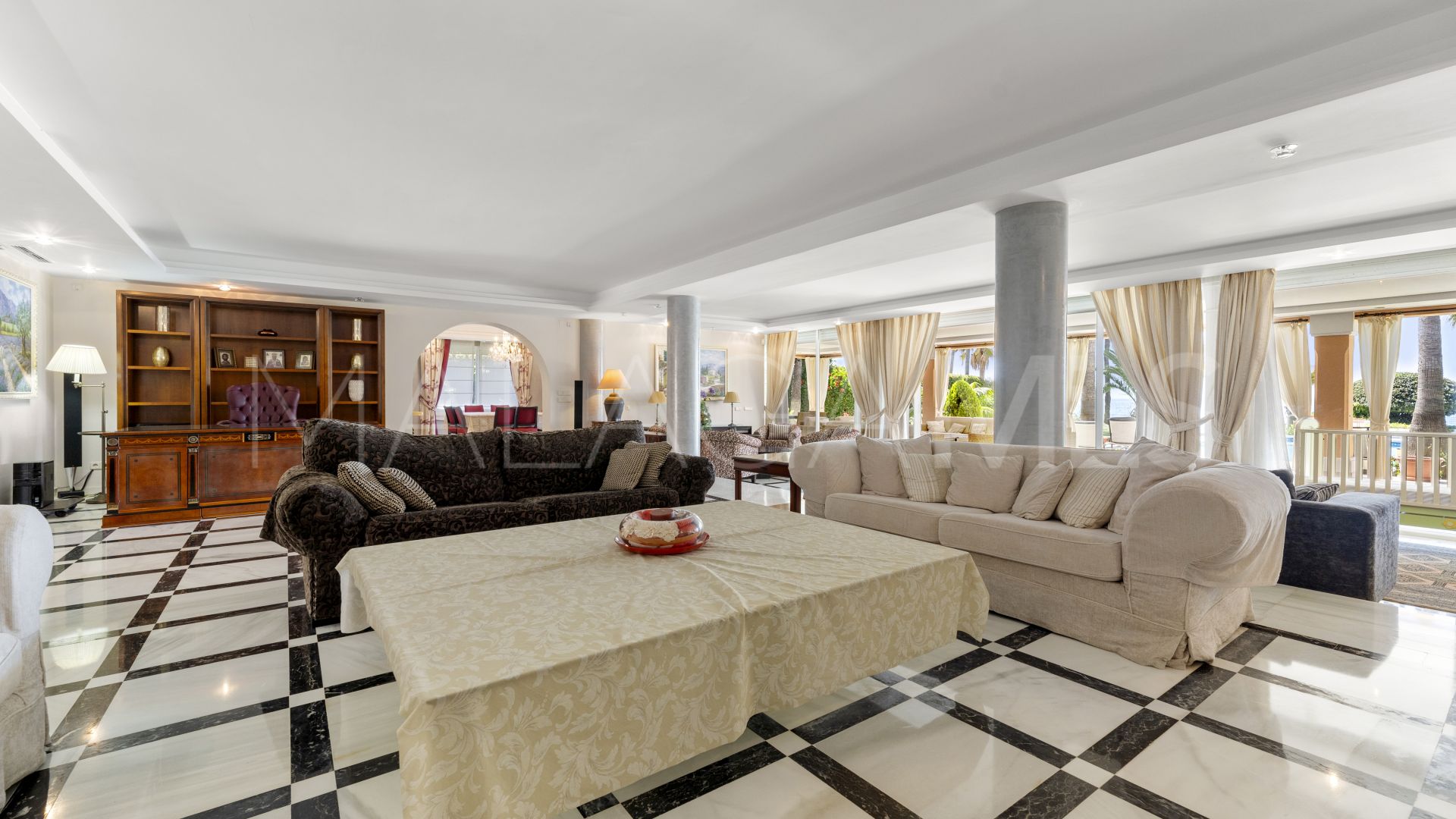 Villa for sale in Estepona Est