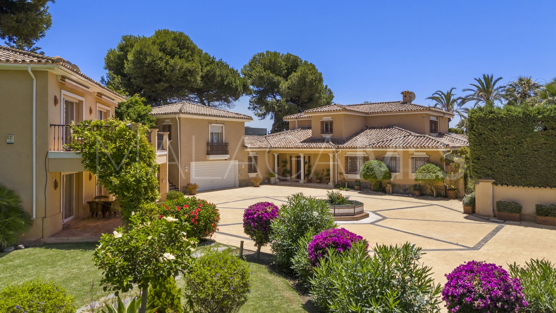 Villa for sale in Estepona Est