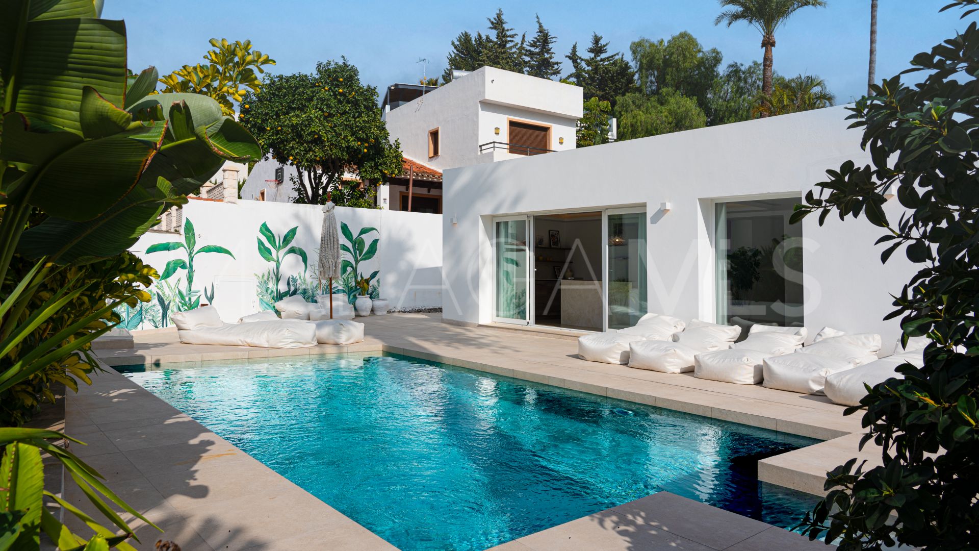 Buy villa in Nueva Andalucia with 4 bedrooms