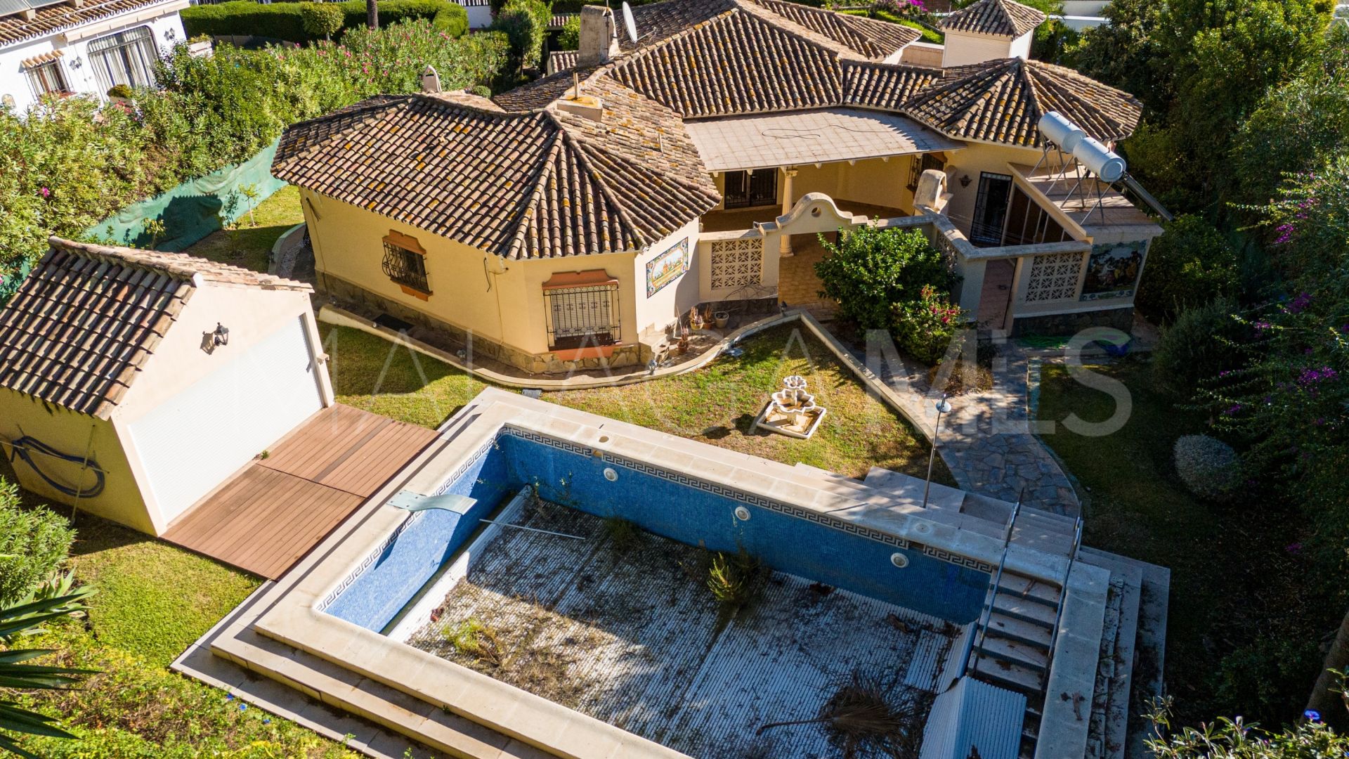 Villa for sale in Nueva Andalucia