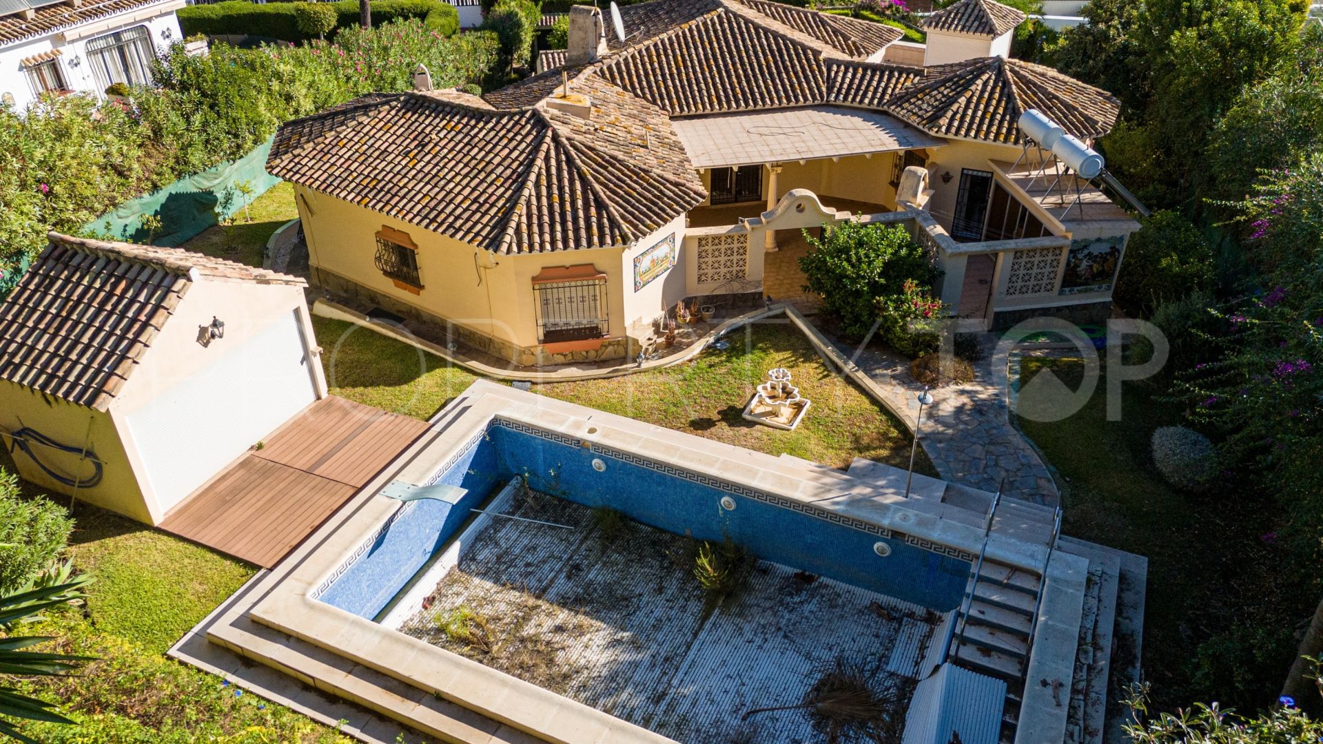 Buy villa with 5 bedrooms in Nueva Andalucia