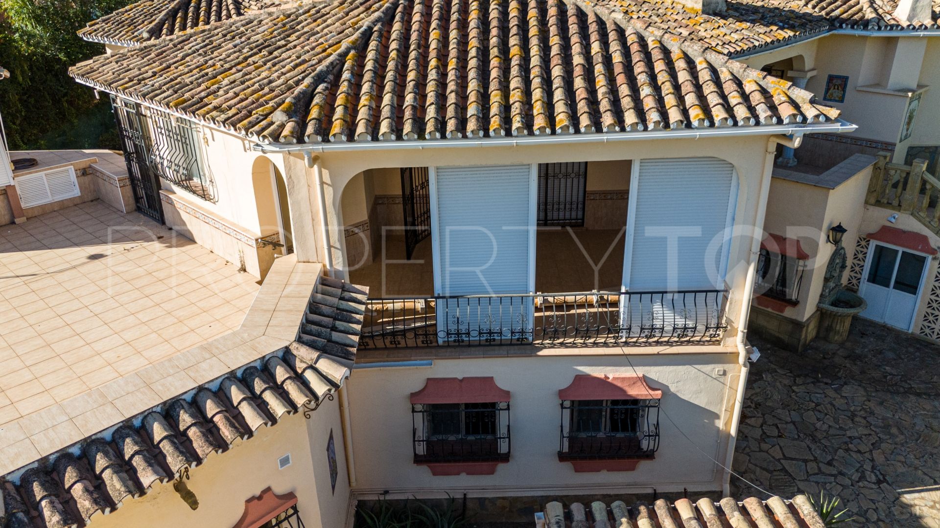 Buy villa with 5 bedrooms in Nueva Andalucia