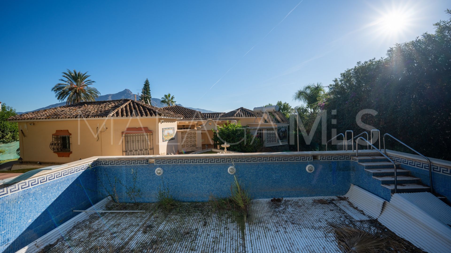 Villa for sale in Nueva Andalucia