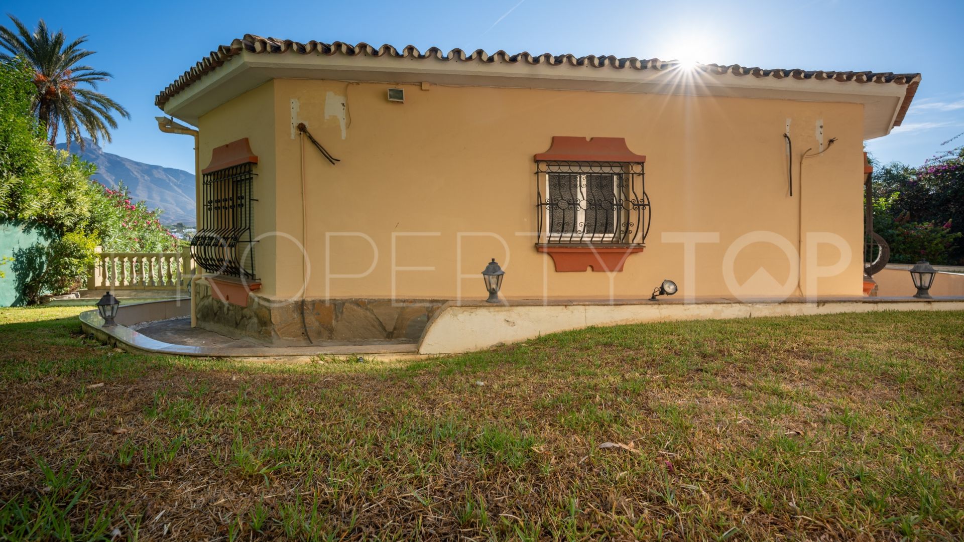 Buy villa with 5 bedrooms in Nueva Andalucia