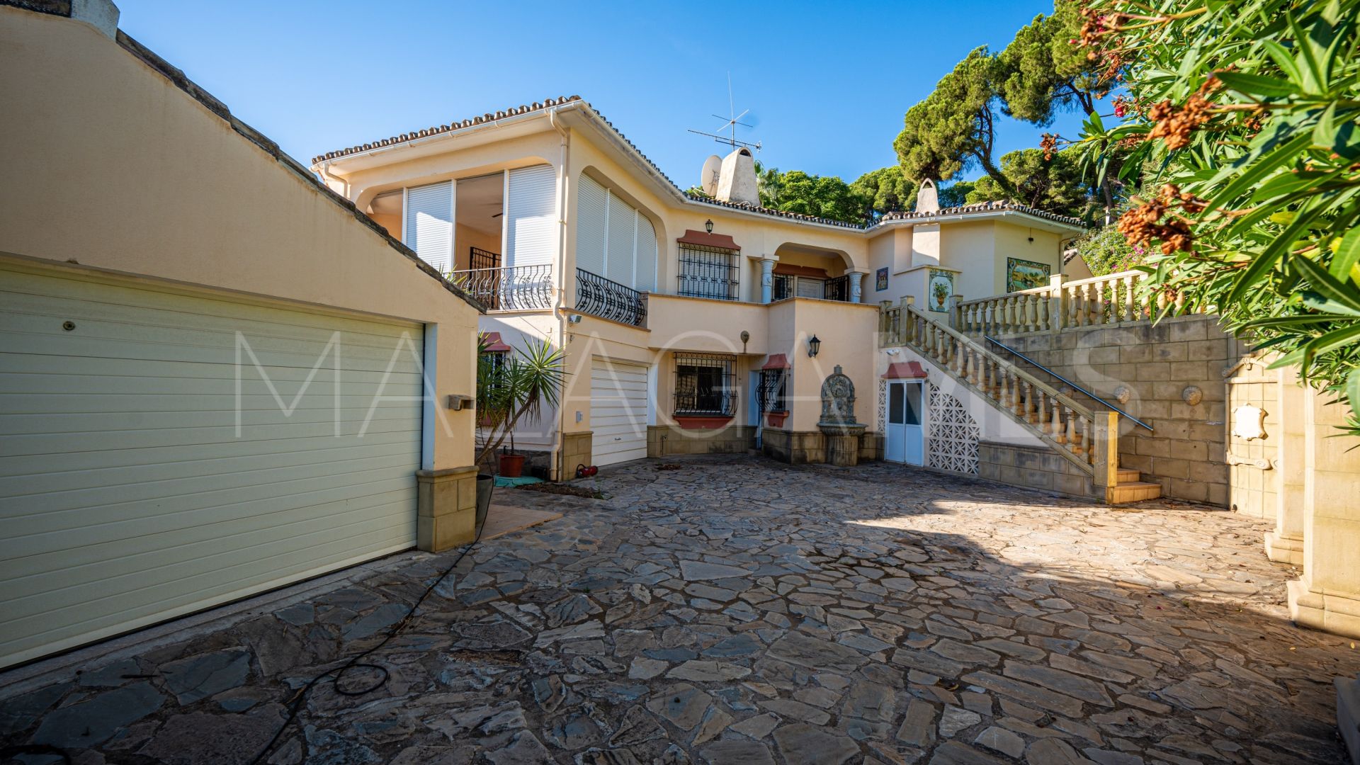 Villa for sale in Nueva Andalucia