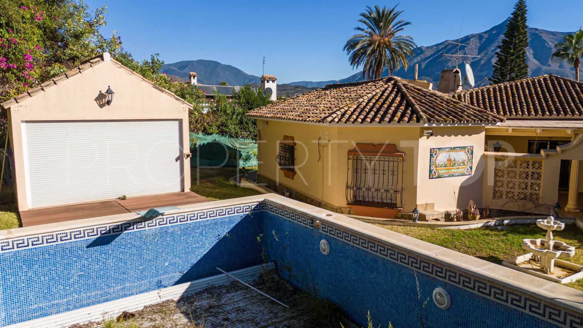 Buy villa with 5 bedrooms in Nueva Andalucia