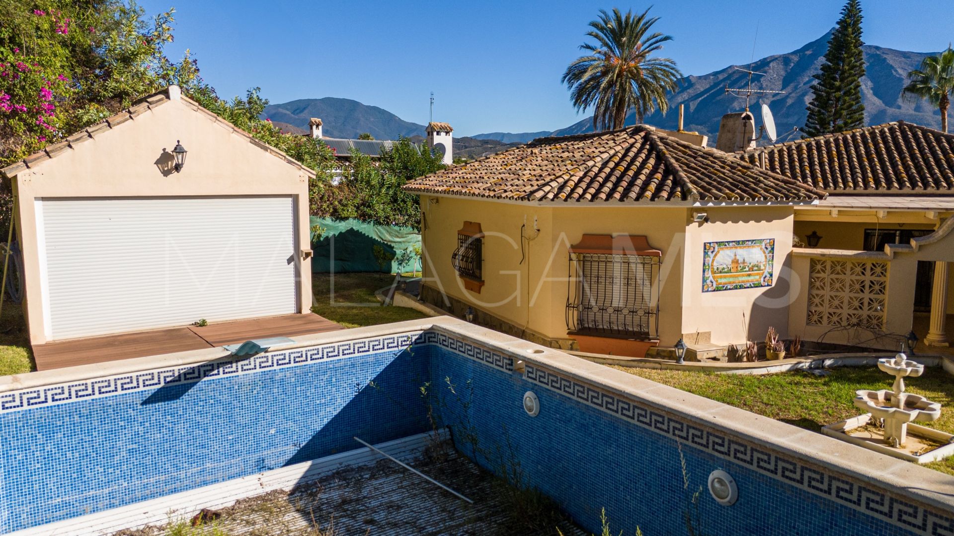 Villa for sale in Nueva Andalucia