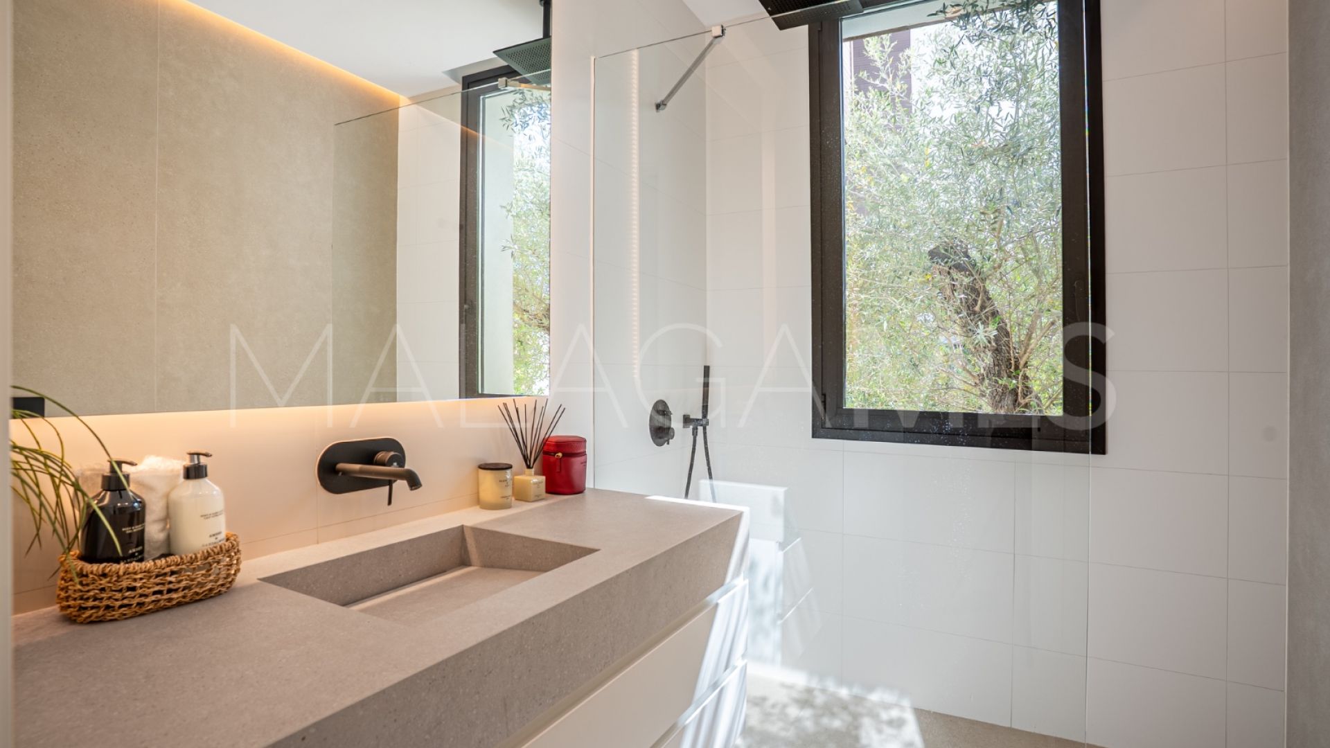 Villa for sale in Marbella Golden Mile with 4 bedrooms