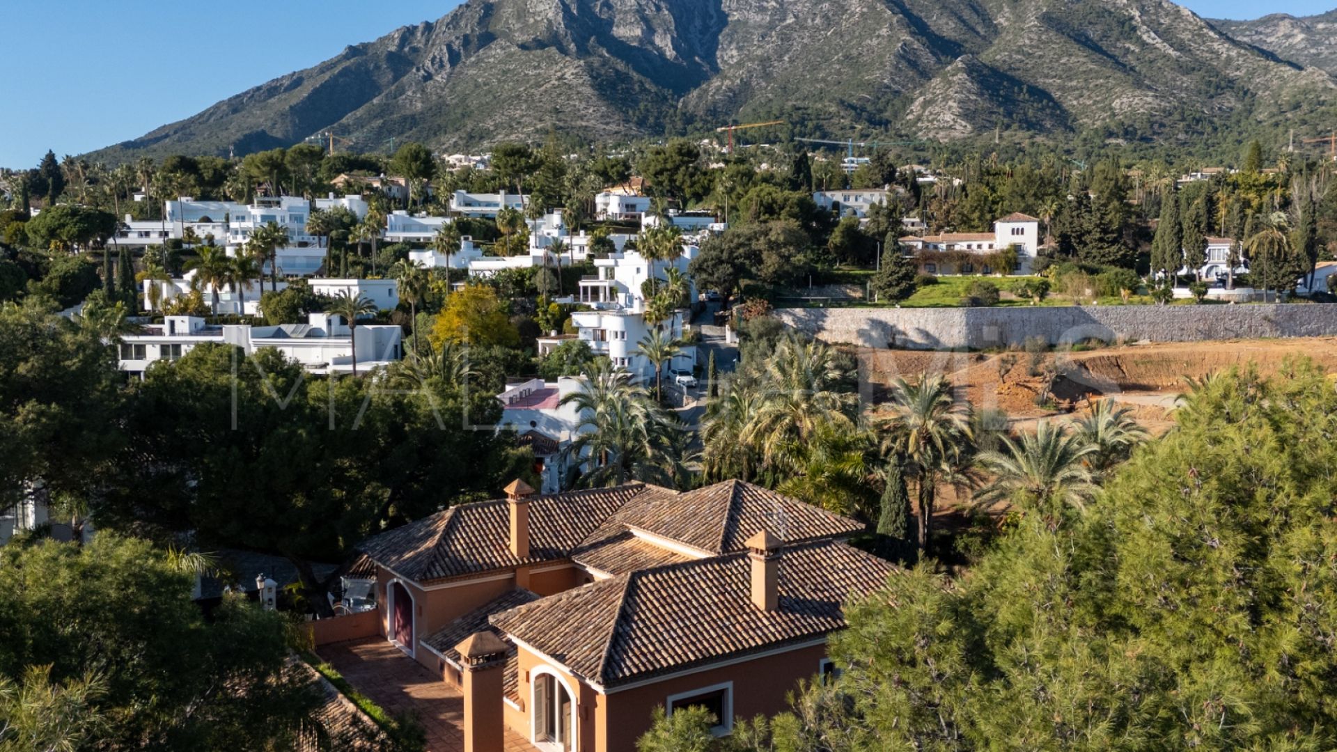 For sale 4 bedrooms villa in Altos Reales