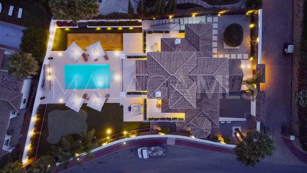 Nueva Andalucia 6 bedrooms villa for sale