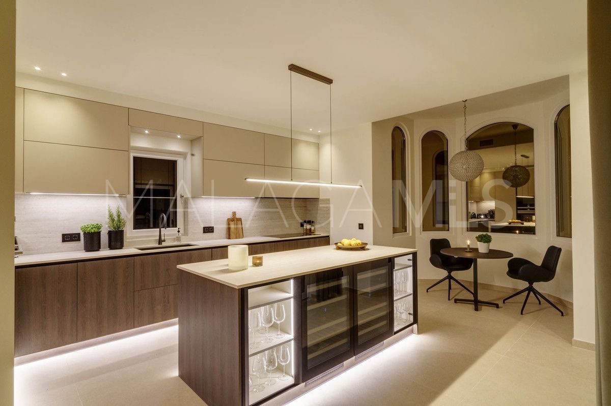 Nueva Andalucia 6 bedrooms villa for sale