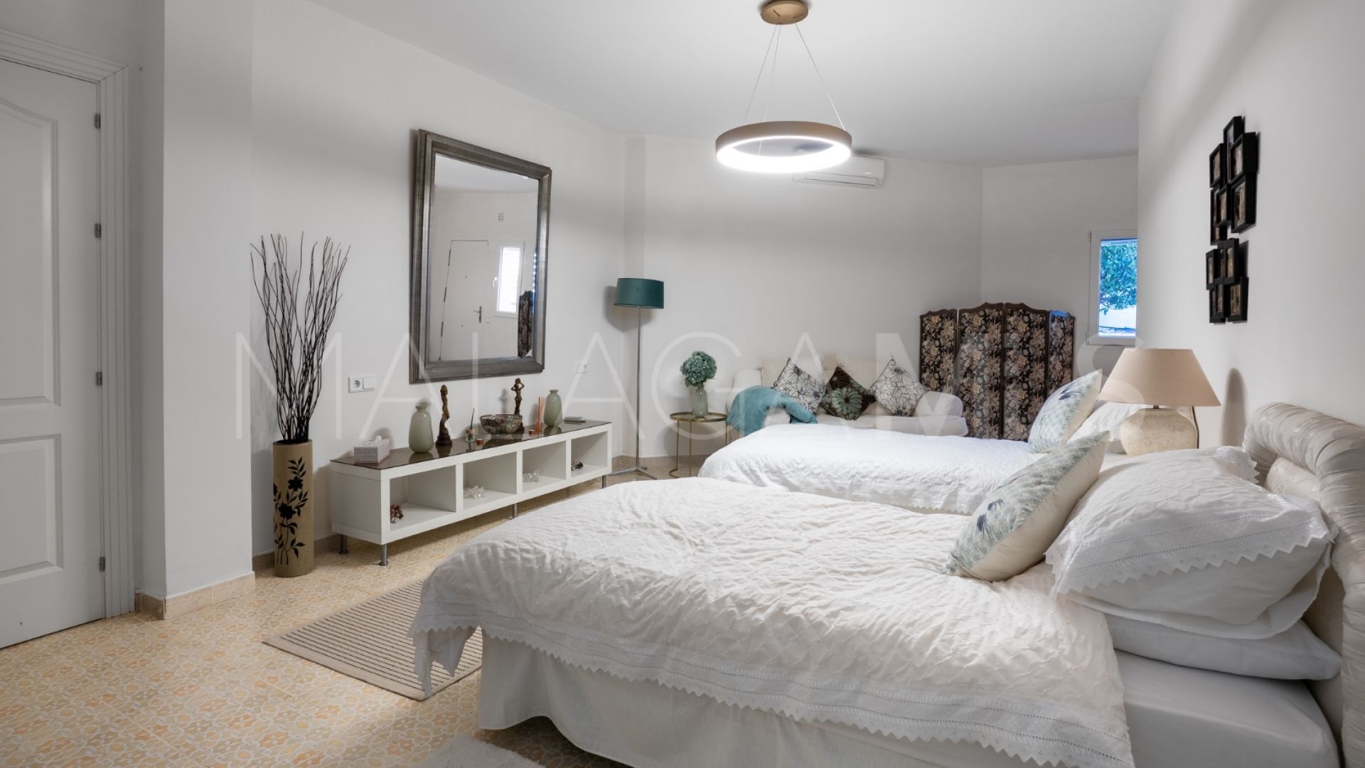 Villa for sale in Sierrezuela with 6 bedrooms