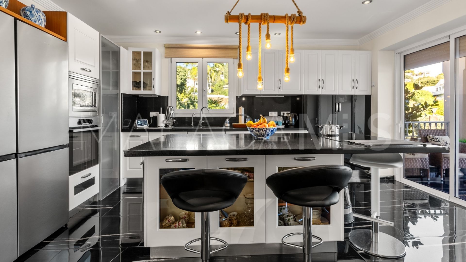 Villa for sale in Sierrezuela with 6 bedrooms