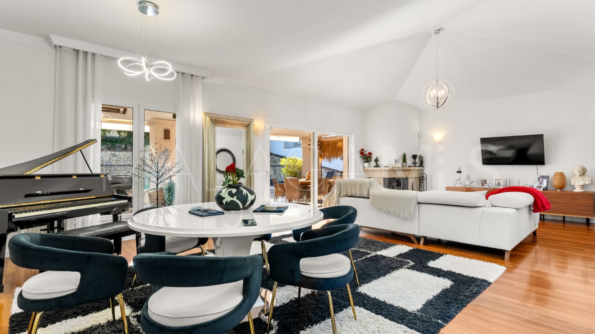 Villa for sale in Sierrezuela with 6 bedrooms