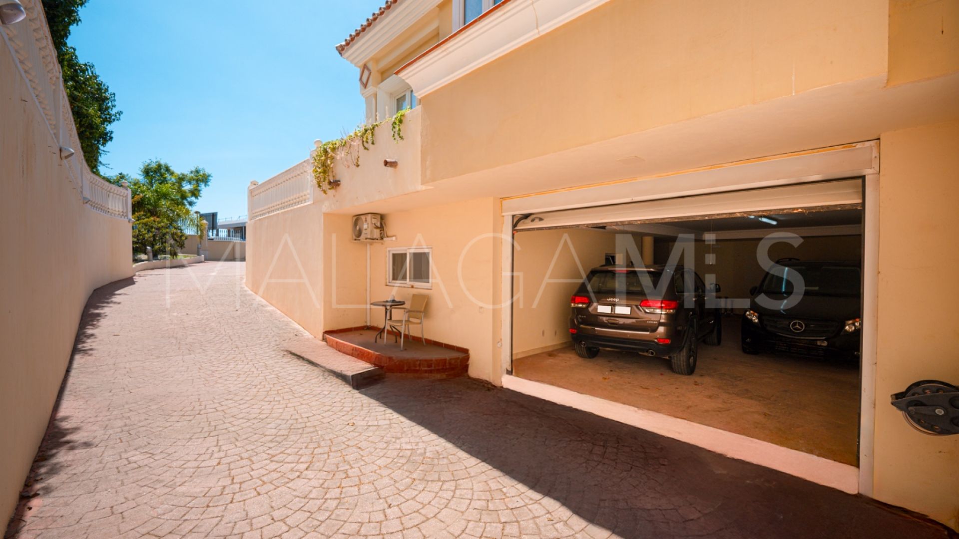 For sale Estepona 5 bedrooms villa