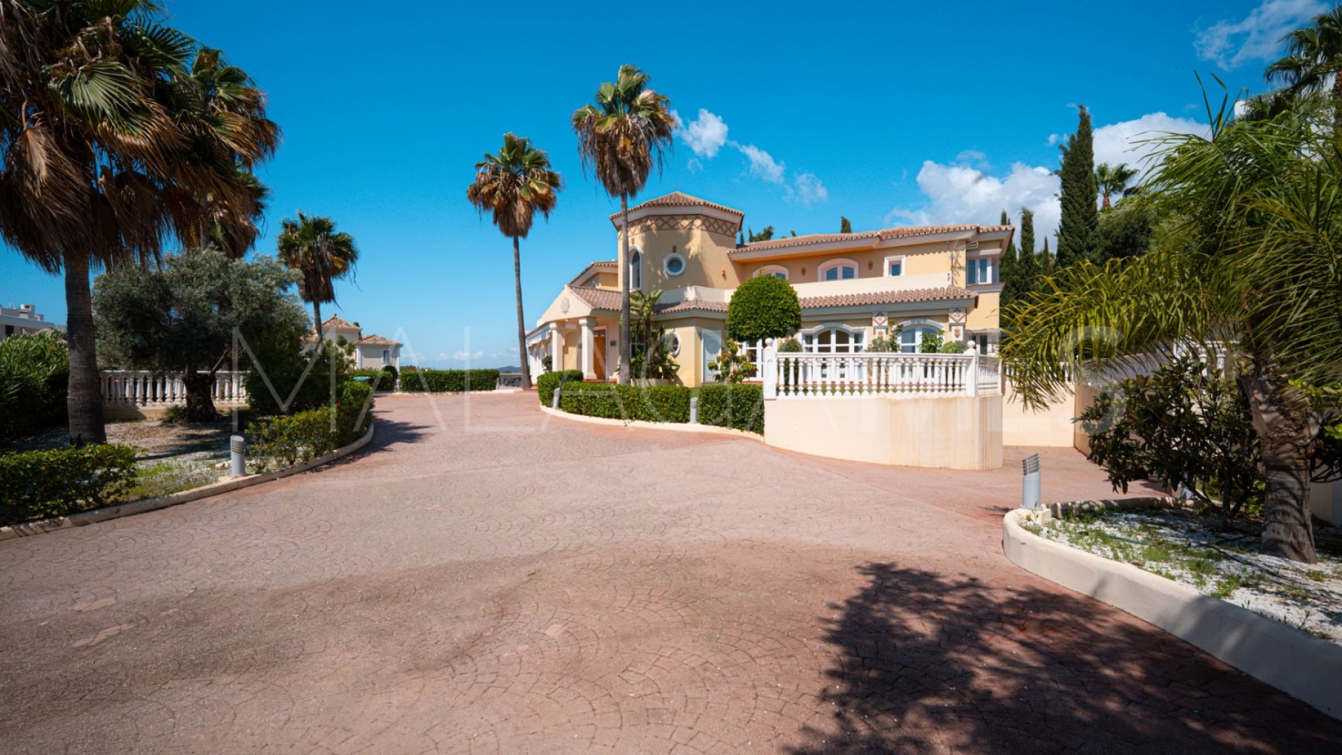 For sale Estepona 5 bedrooms villa