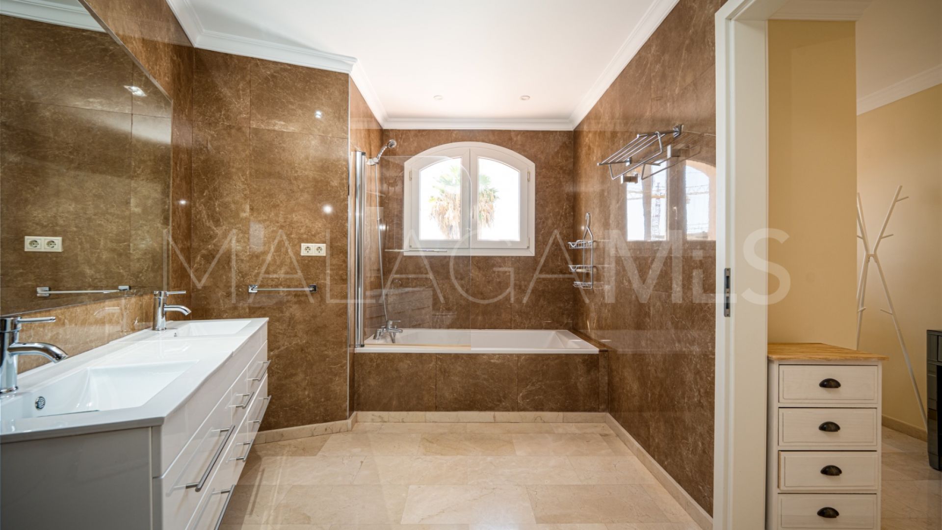 For sale Estepona 5 bedrooms villa