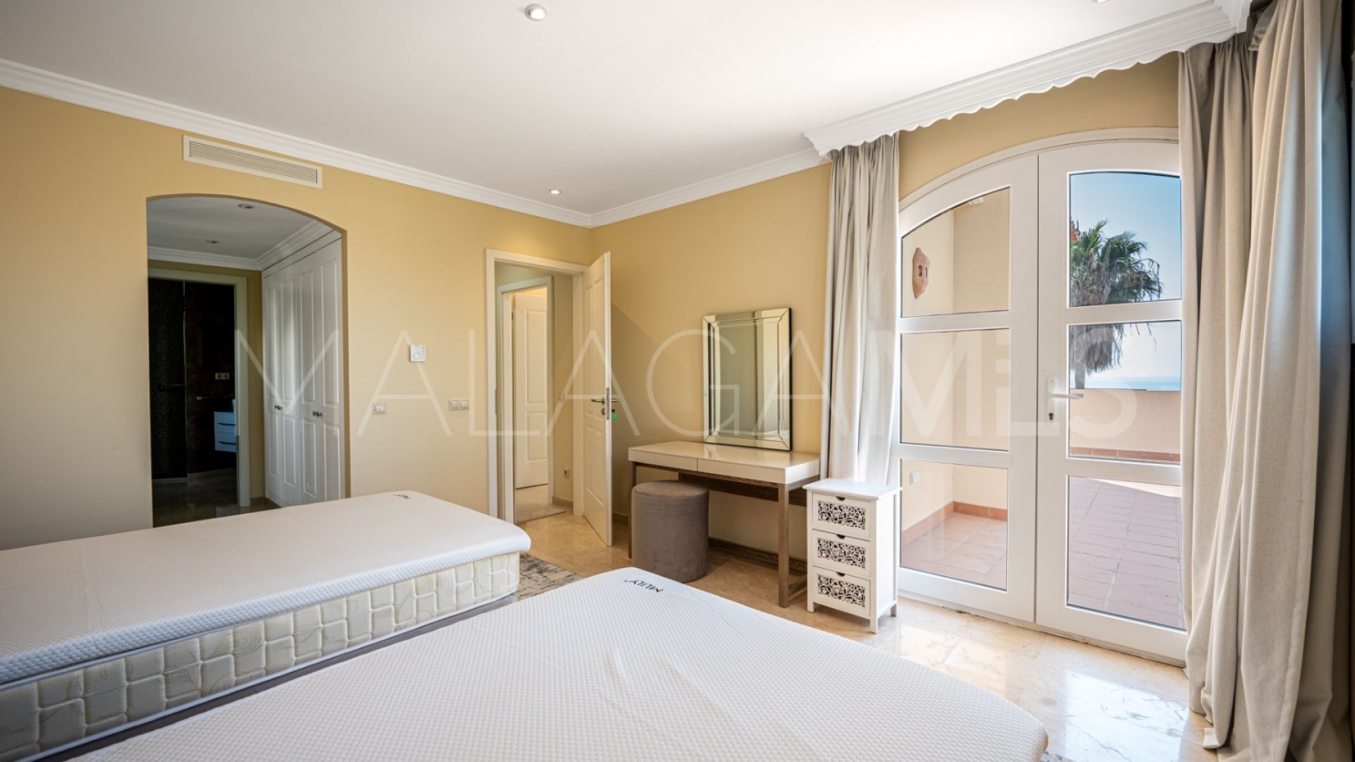 For sale Estepona 5 bedrooms villa