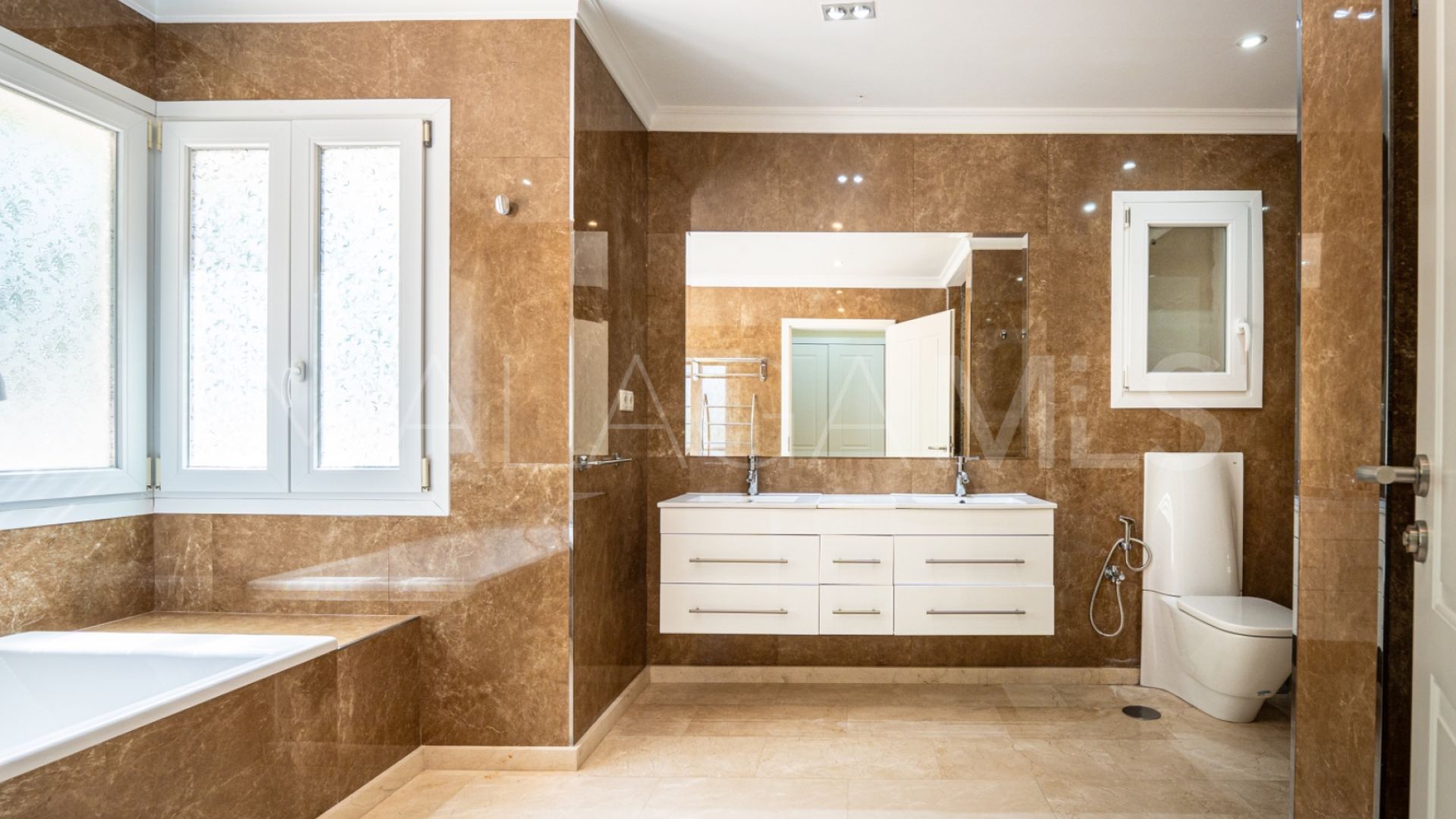 For sale Estepona 5 bedrooms villa