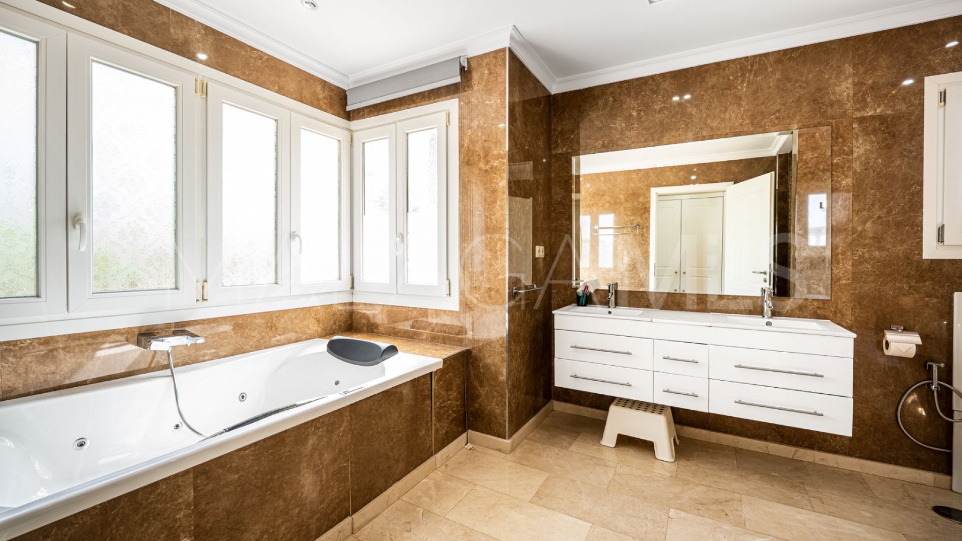For sale Estepona 5 bedrooms villa