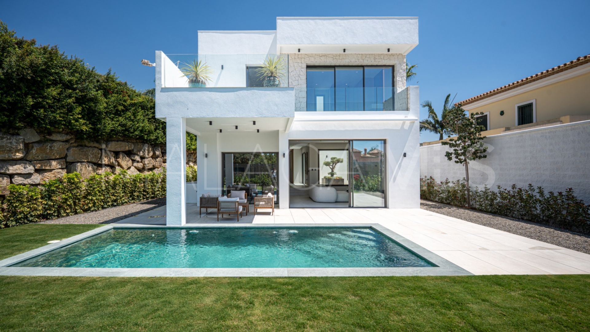 Villa for sale in Estepona