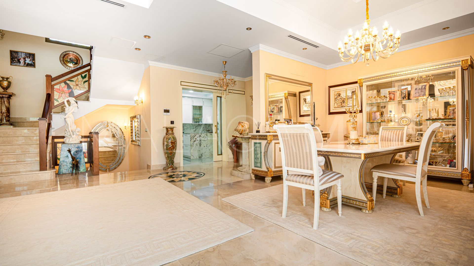 Villa for sale in Marbella Ciudad with 4 bedrooms