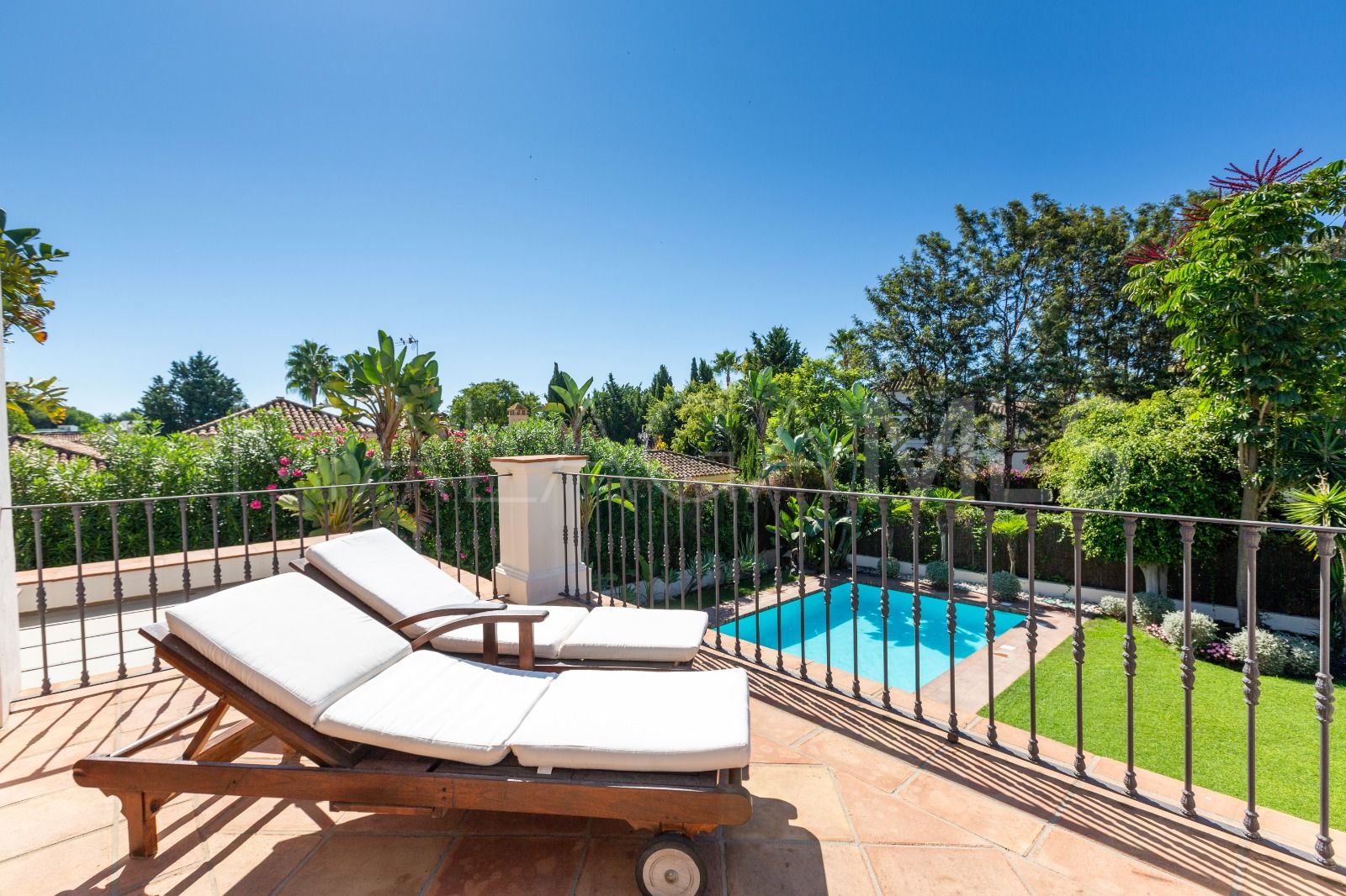 Villa for sale in Guadalmina Baja