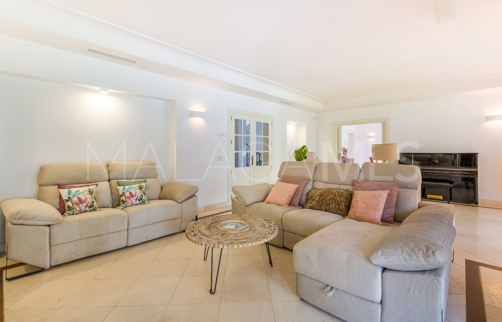 Villa for sale in Guadalmina Baja