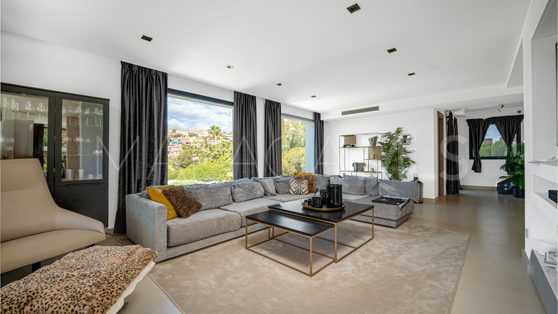 Villa for sale in Nueva Andalucia