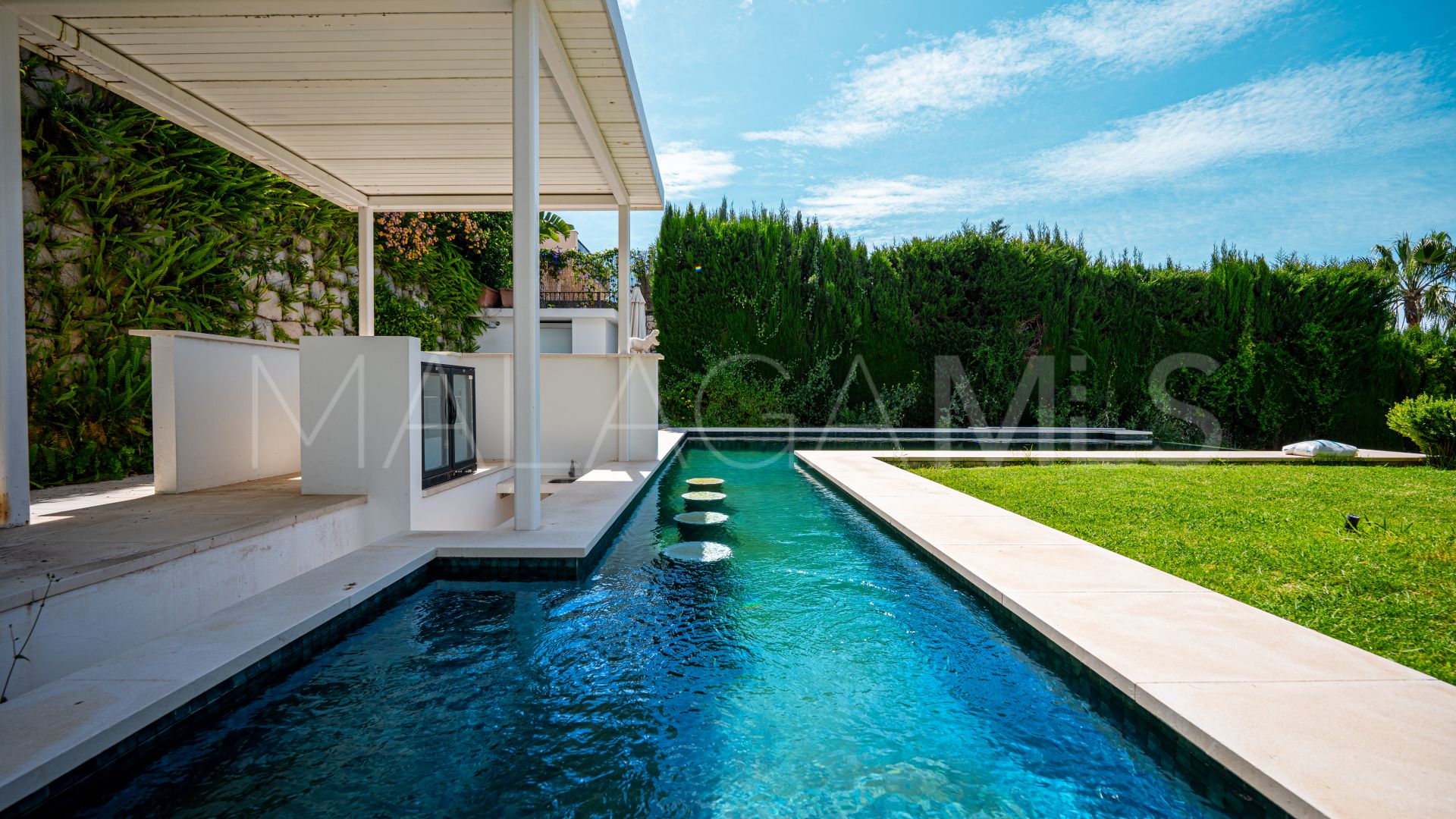 Villa for sale in Nueva Andalucia