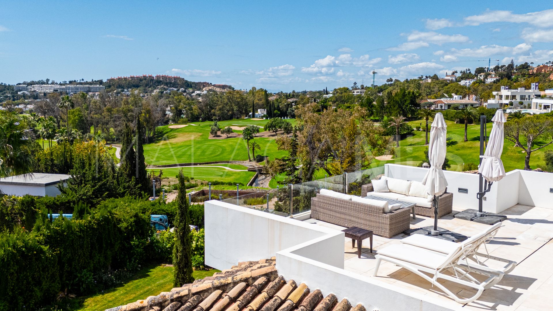 Villa for sale in Nueva Andalucia