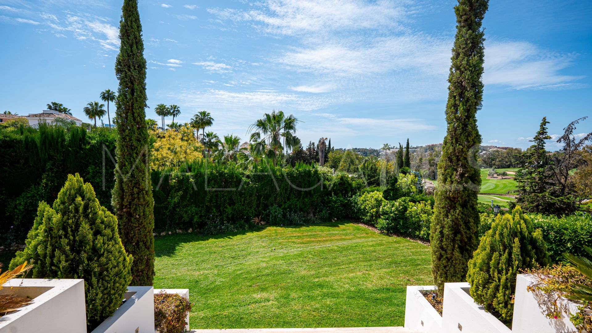 Villa for sale in Nueva Andalucia