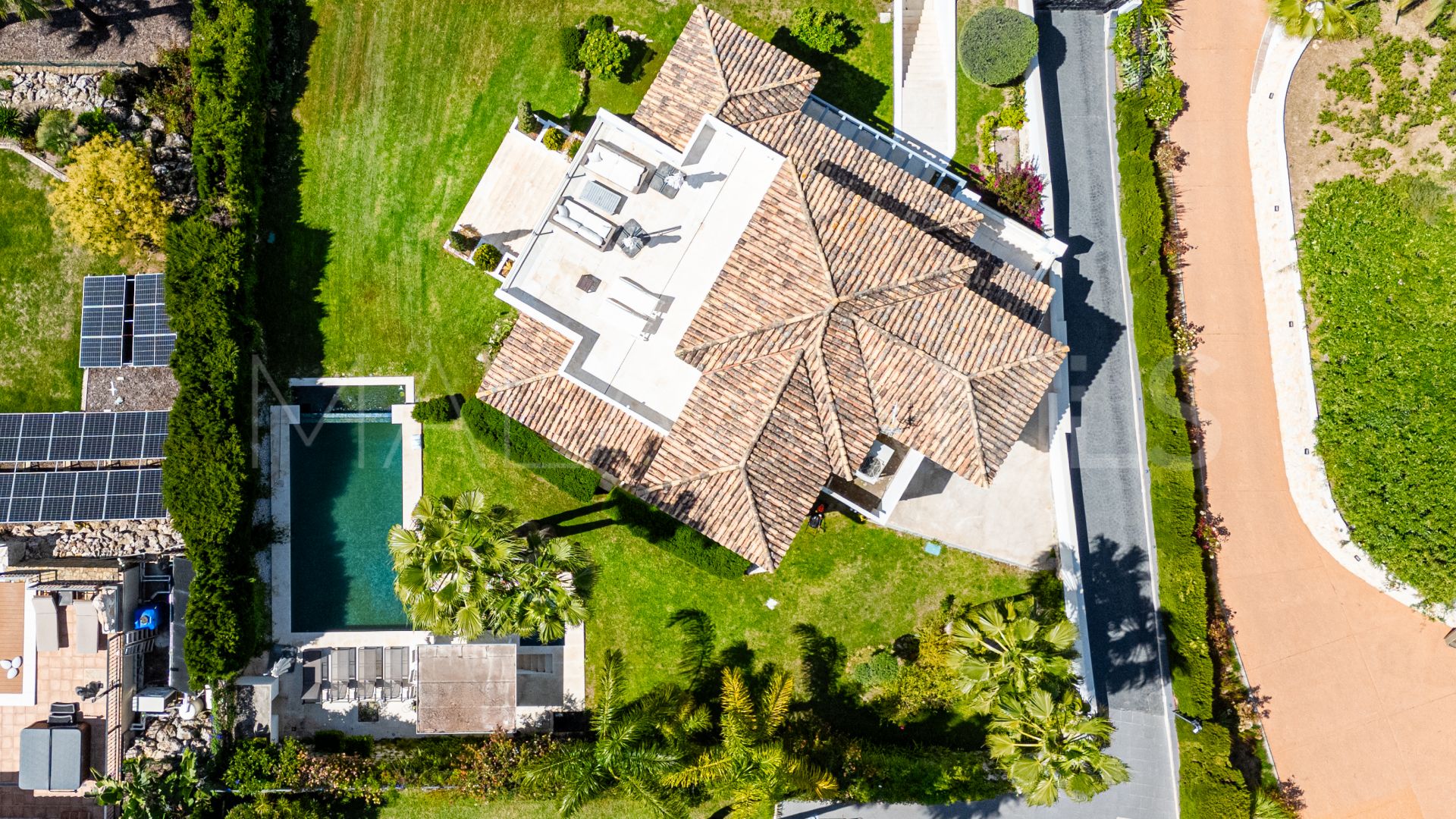Villa for sale in Nueva Andalucia
