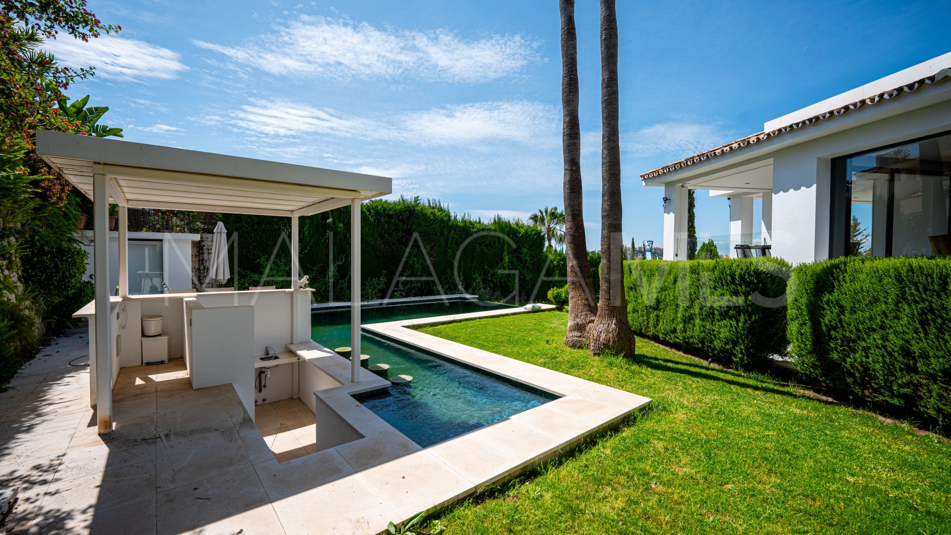 Villa for sale in Nueva Andalucia