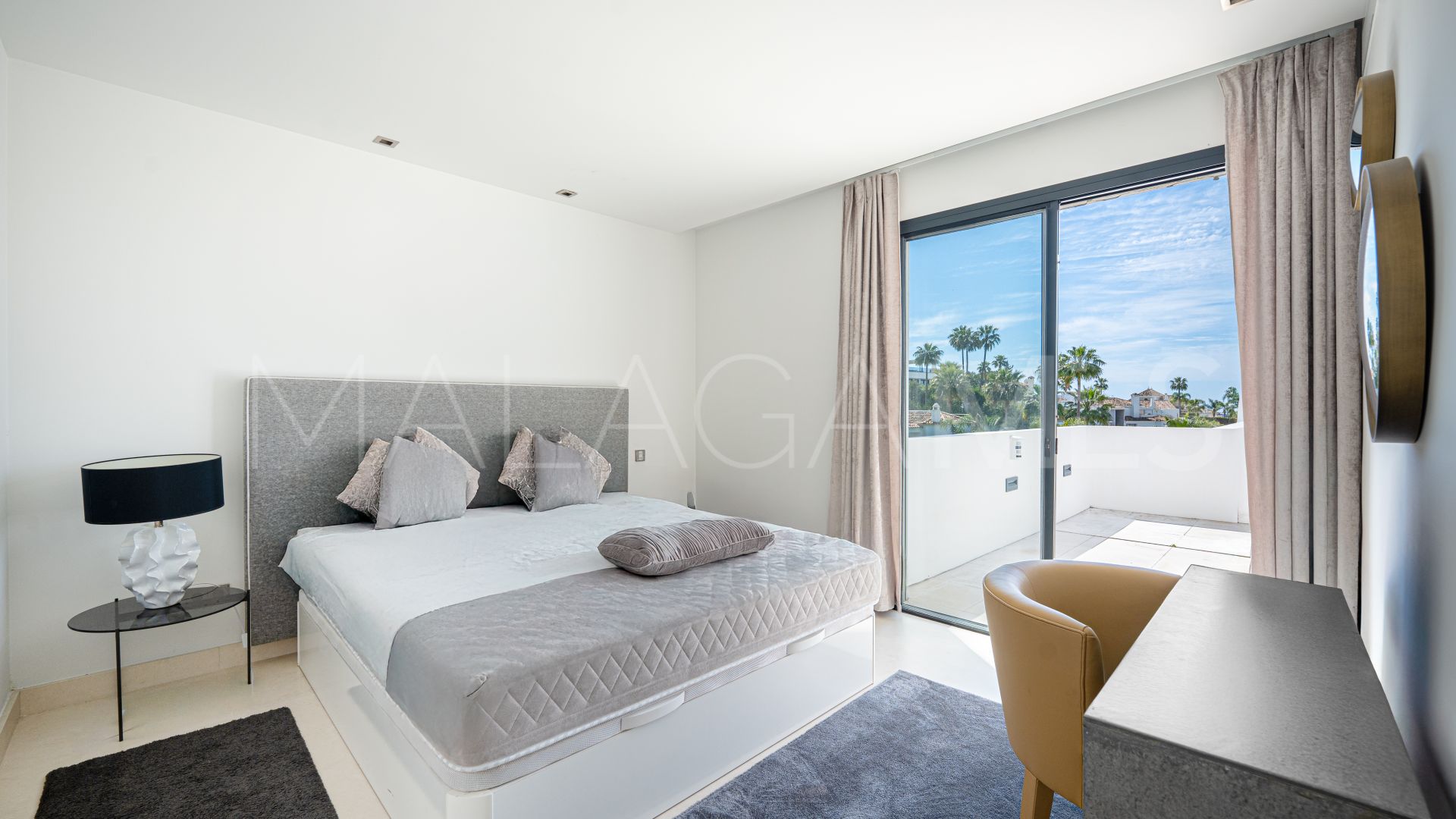Villa for sale in Nueva Andalucia