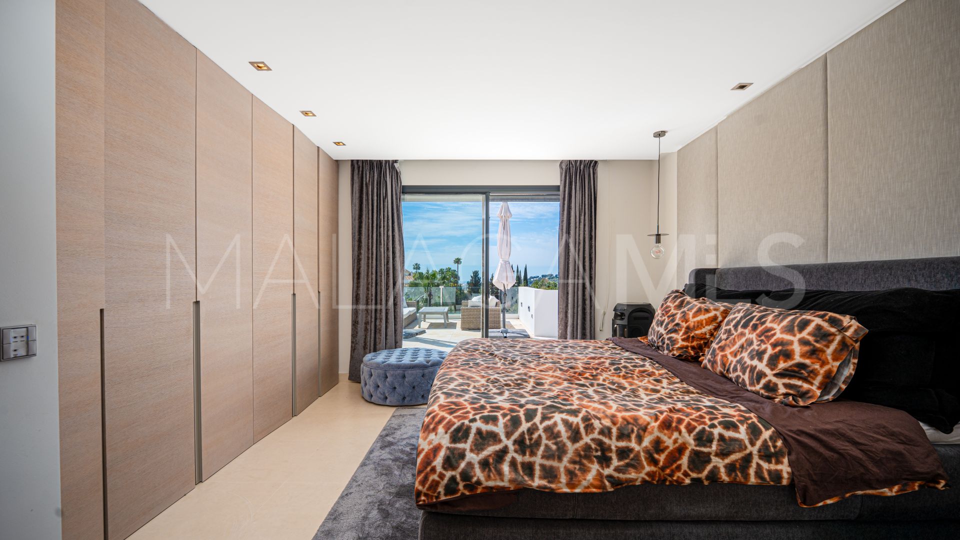 Villa for sale in Nueva Andalucia