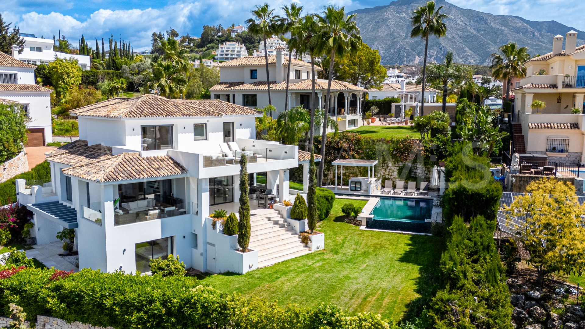 Villa for sale in Nueva Andalucia