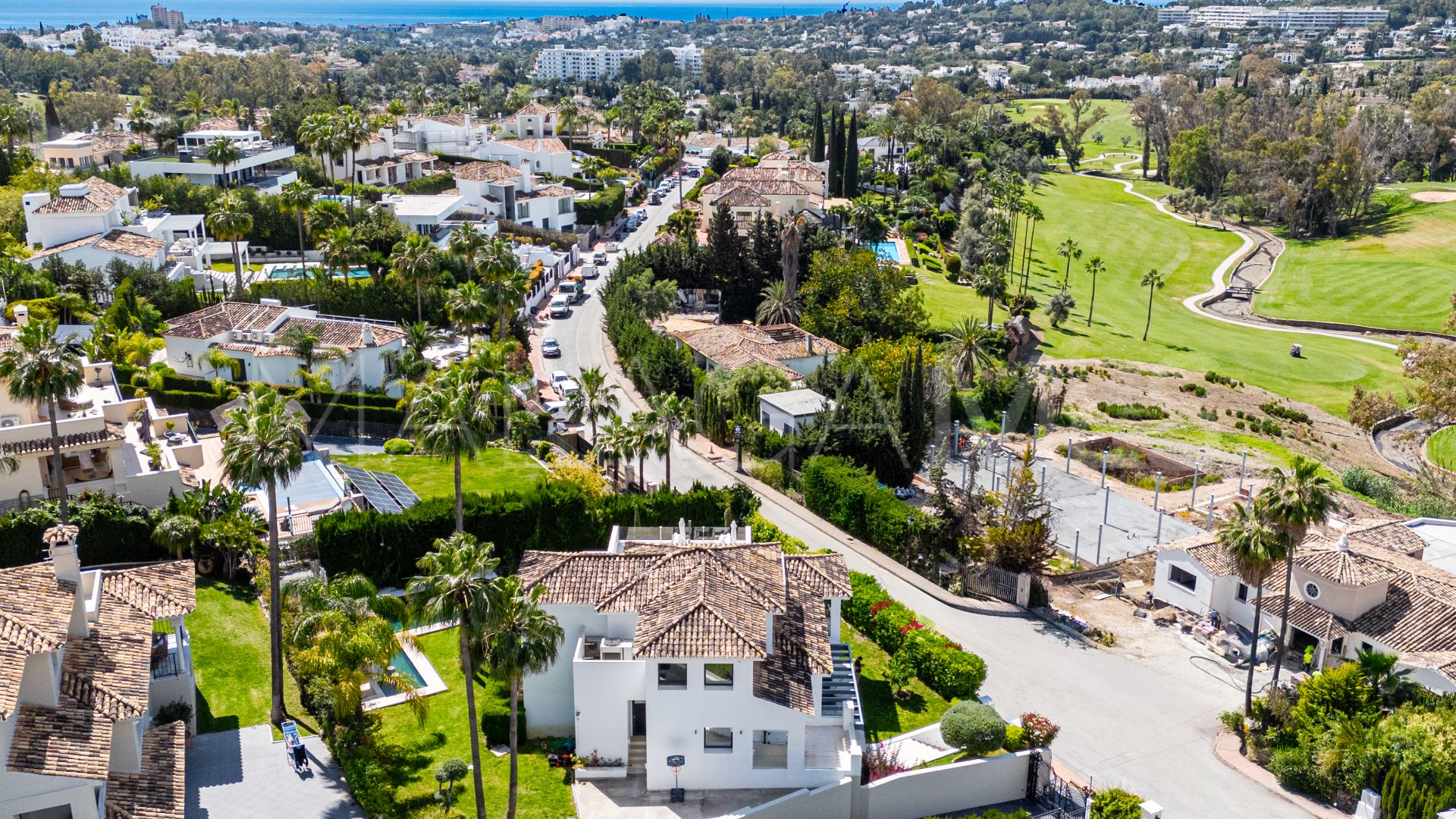 Villa for sale in Nueva Andalucia