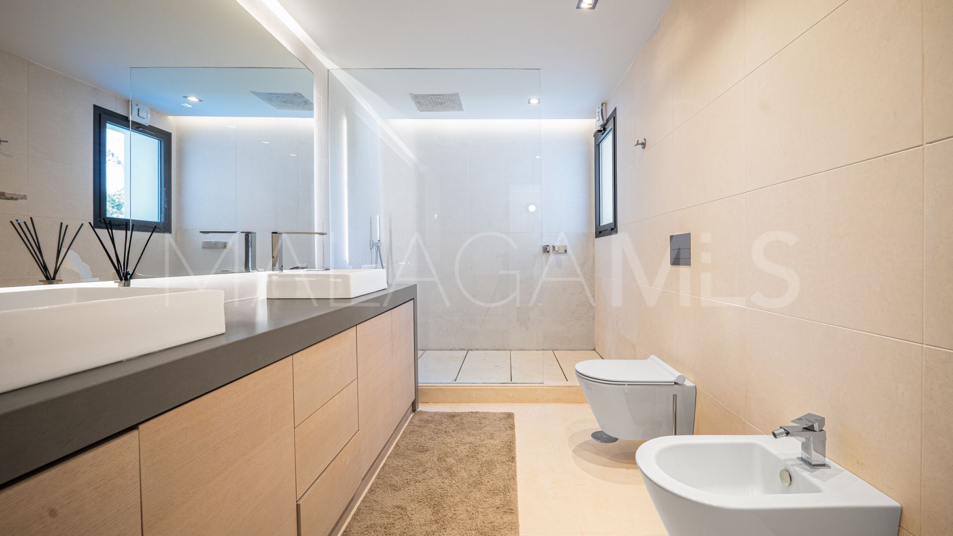 Villa for sale in Nueva Andalucia