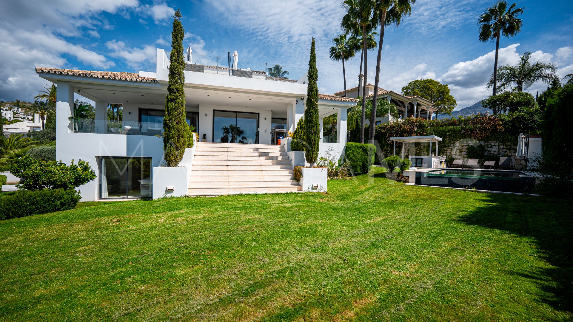 Villa for sale in Nueva Andalucia