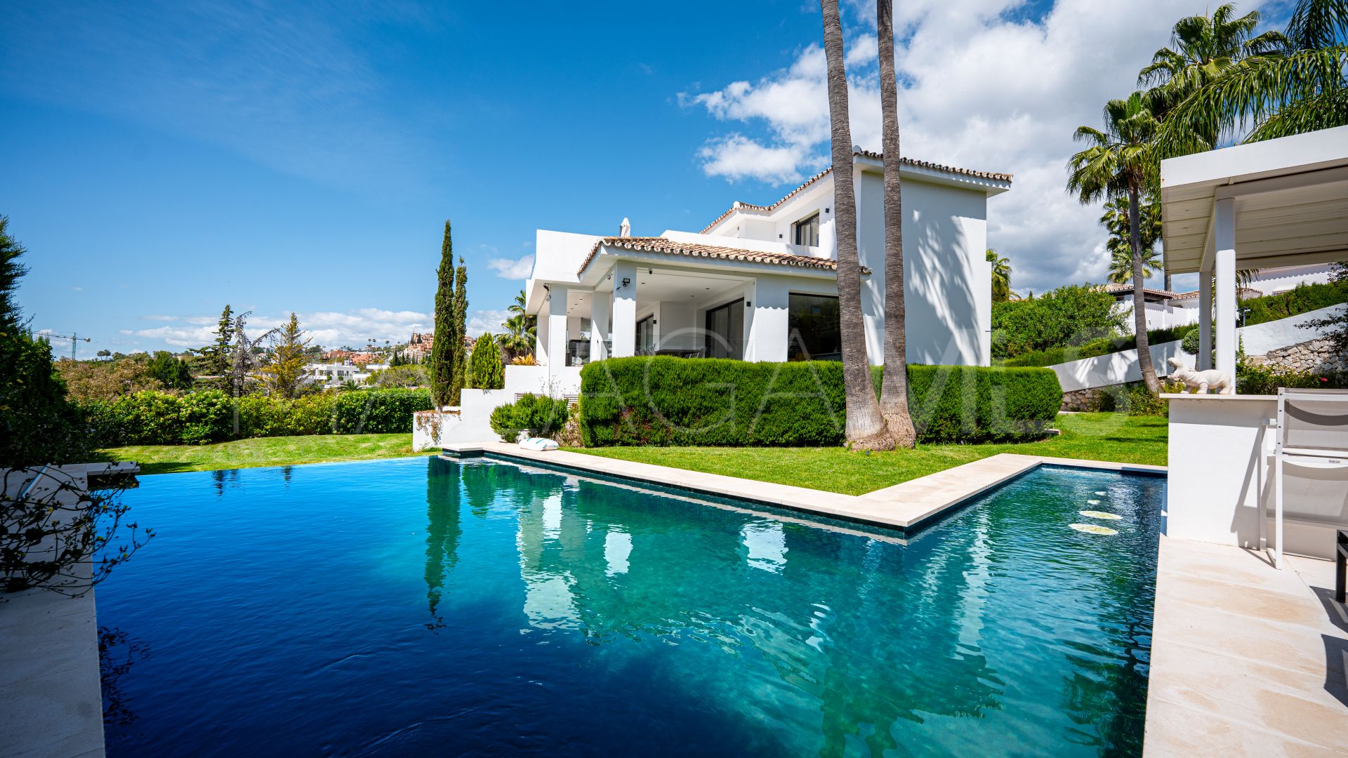 Villa for sale in Nueva Andalucia
