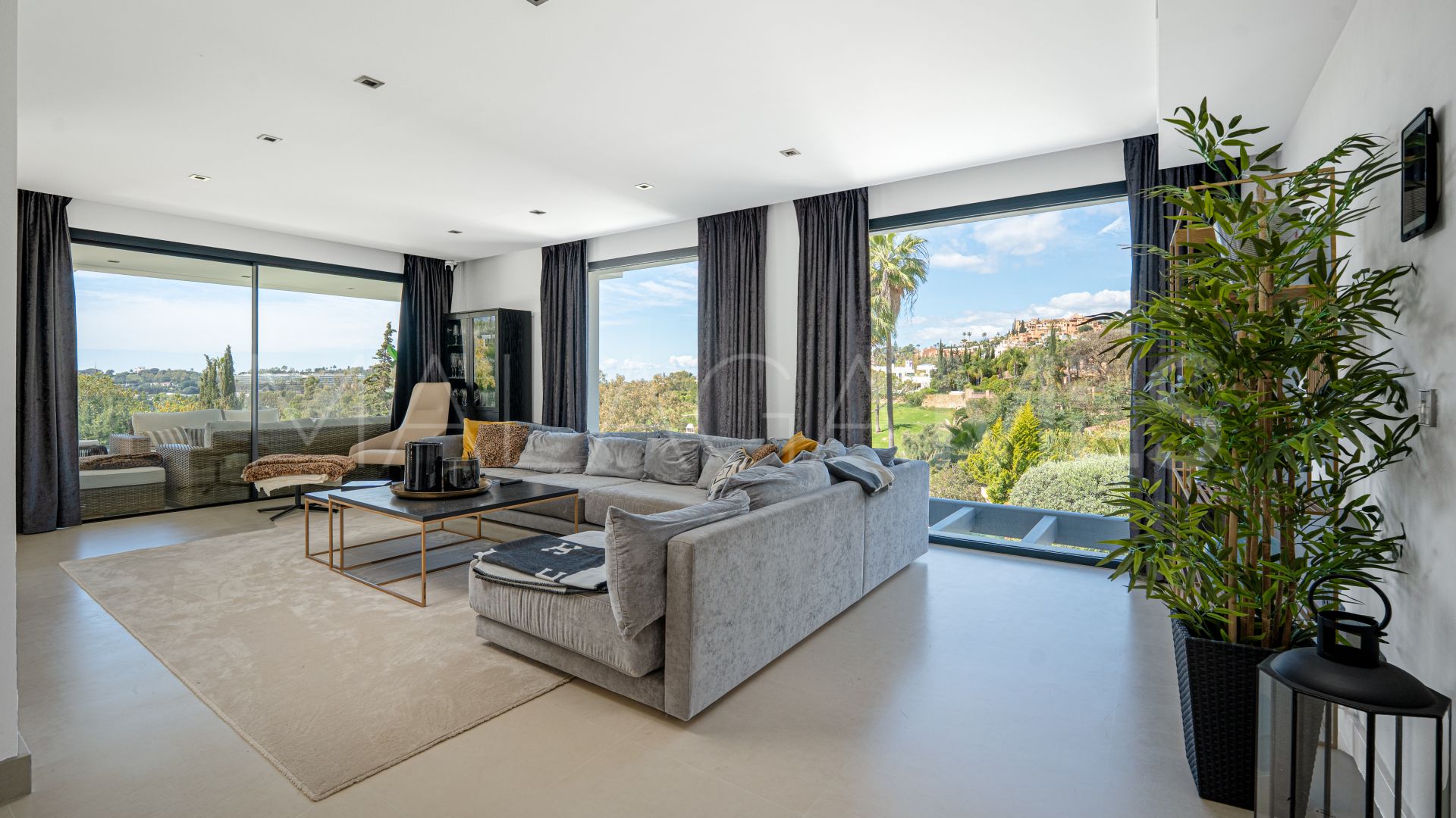 Villa for sale in Nueva Andalucia