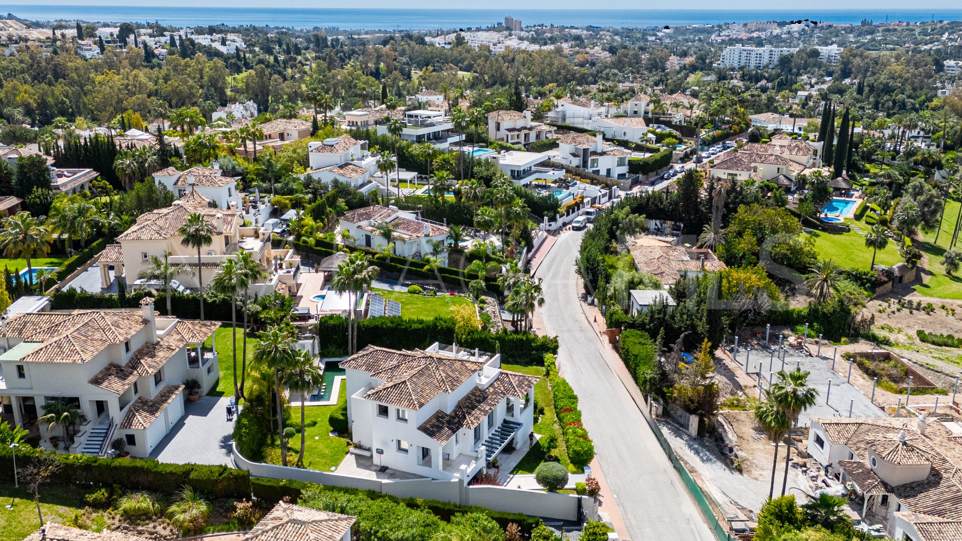 Villa for sale in Nueva Andalucia