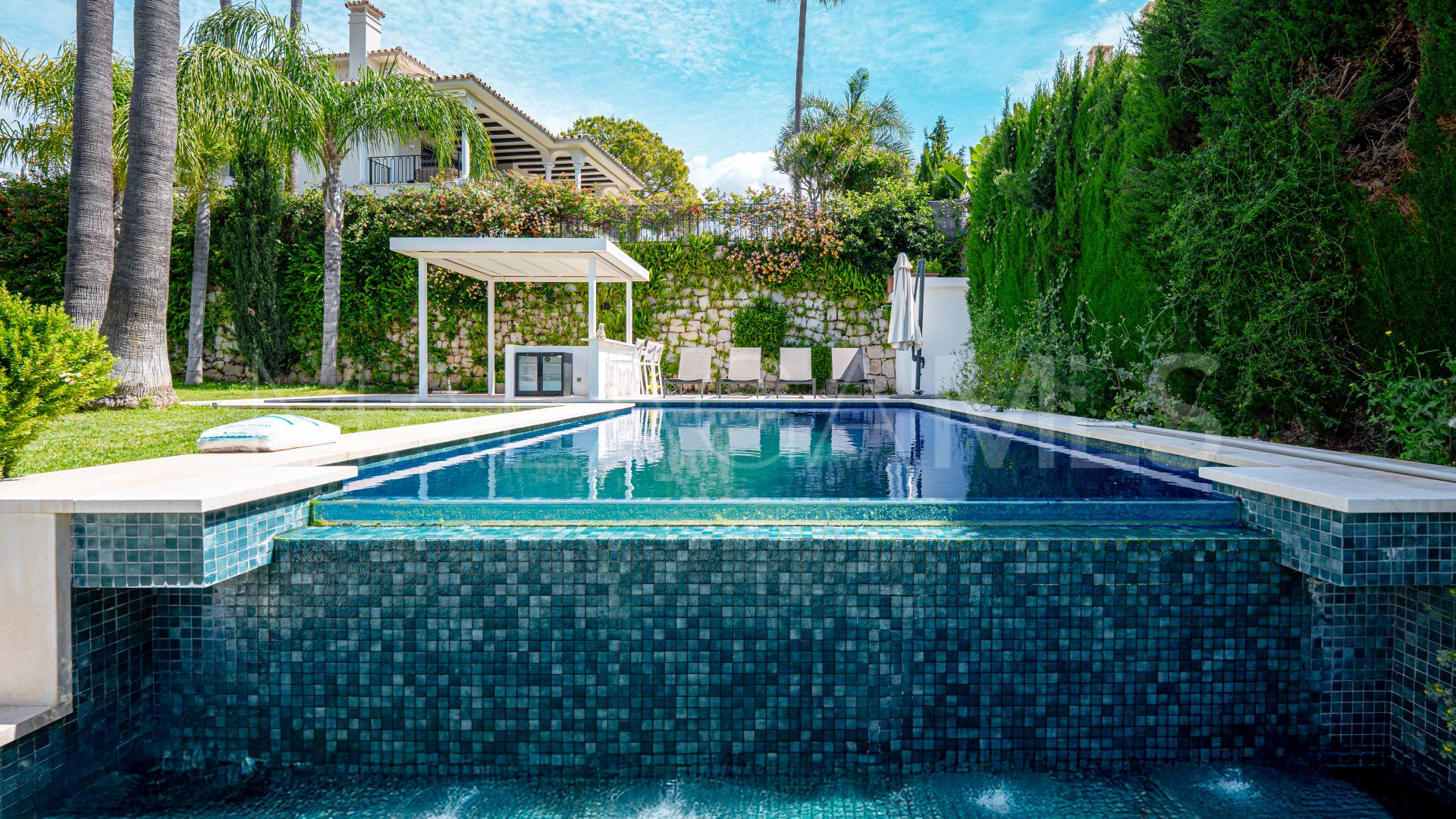 Villa for sale in Nueva Andalucia