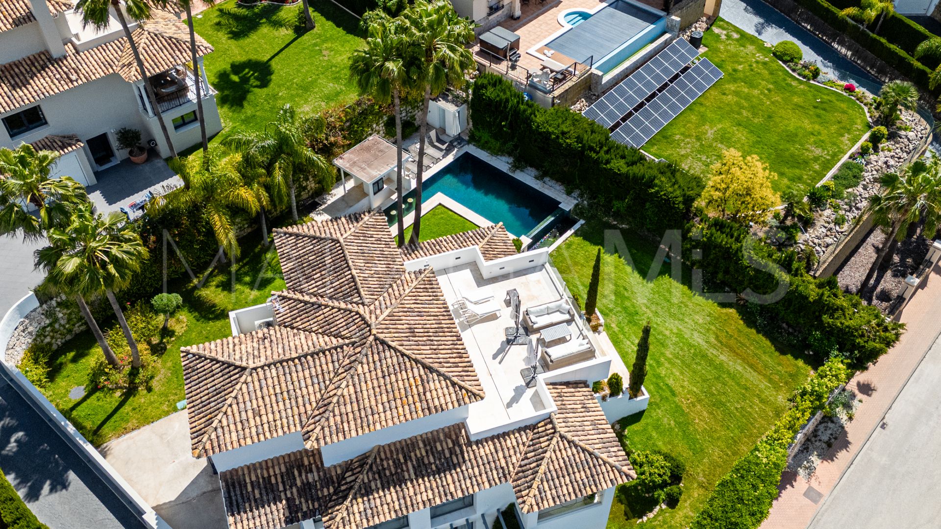 Villa for sale in Nueva Andalucia